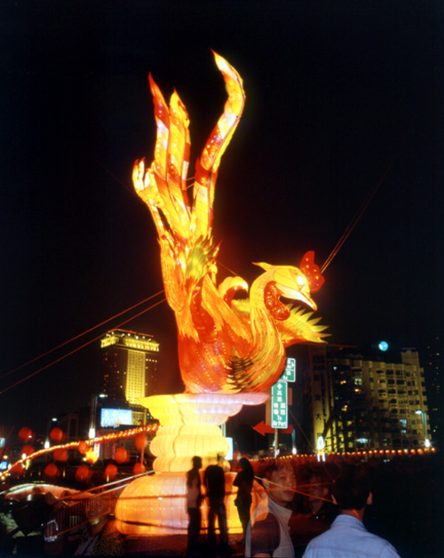 Thumbnail1: The Chinese Feng (Phoenix) Lantern appeared in the 2001 Kaohsiung Lantern Festival (1 images)