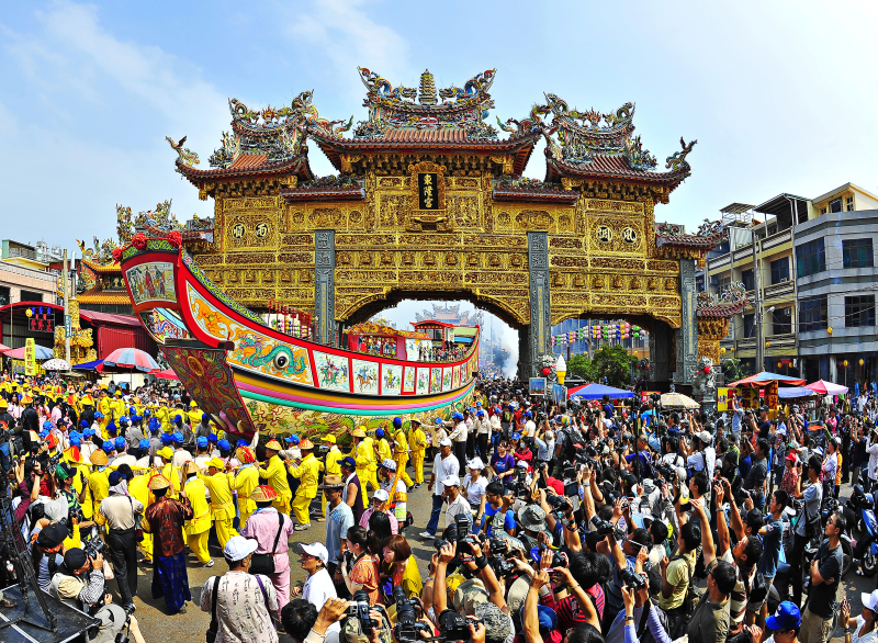 Thumbnail1: King Boat Exiting the Memorial Arch, Donglong Temple (1 images)