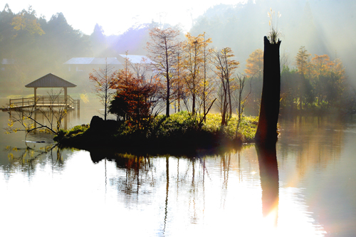 Thumbnail1: Fascinating Ming Lake (1 images)