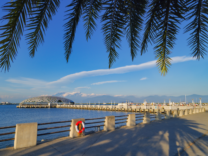 Image1: Binwan Wharf overlooking Dawu Mountain, Dapeng Bay National Scenic Area (1 images)