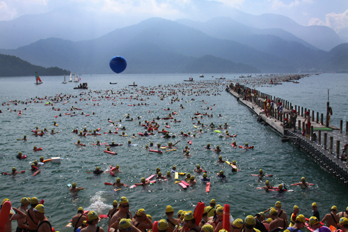  Thousands of People Swimming Across Sun Moon Lake