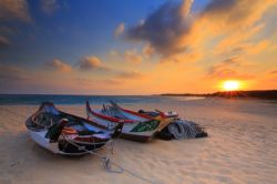  Damu Sampan Boat under the winter sun