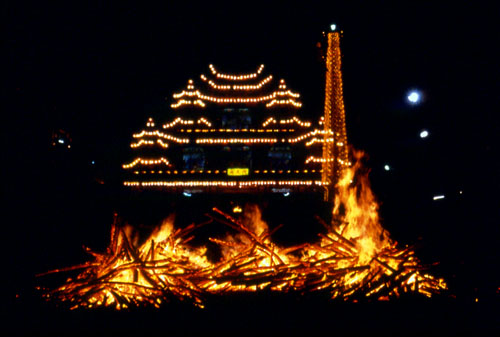  Fiery celebration(The burning of the king boat)