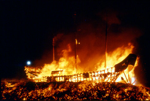  Fiery celebration(The burning of the king boat)