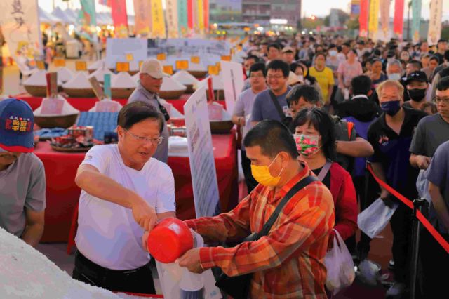  2025平安鹽祭-徐振能處長替民眾裝祈福鹽