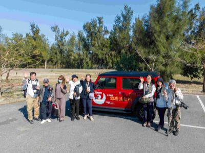  2025觀鳥馬拉松-國際貴賓與彩繪吉普車合照