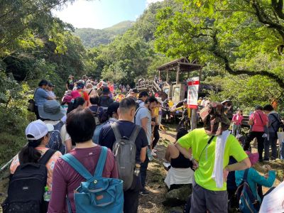  草嶺古道休憩涼亭滿滿人潮盛況