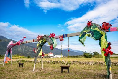  《風彩》隨風起舞，與後方山巒景致相互輝映。