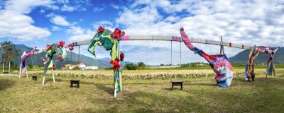  藝術作品《風彩》於羅山遊客中心展出，色彩隨風流動。