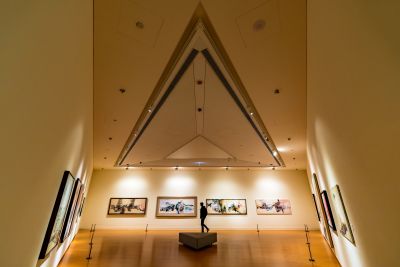  亞洲大學附屬現代美術館展覽畫作空間