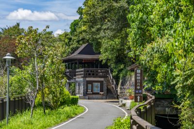  關山縱關日月亭