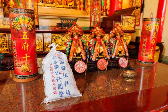  泰安宮專屬發財金特別進行過香爐等祈福儀式