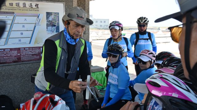  導覽老師解說鹽田故事