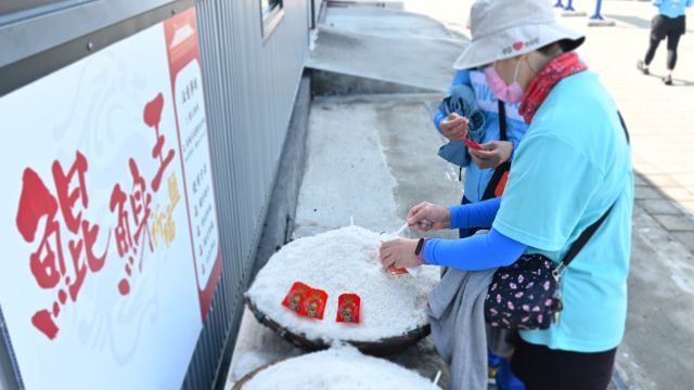  快樂車隊騎士親自為平安鹽袋裝鹽