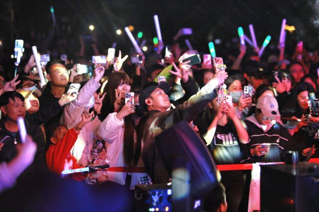  鹽續幸福音樂會_台式搖滾夜_911與粉絲合照