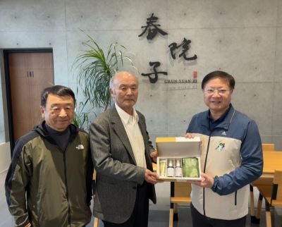  徐振能處長贈送出水市貴賓雲嘉南觀光圈產品