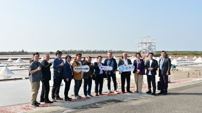  出水市貴賓們於井仔腳瓦盤鹽田合照