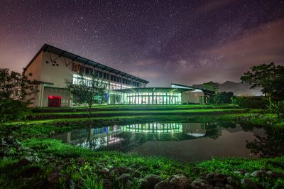  大農大富平地森林園區服務中心(夜景)