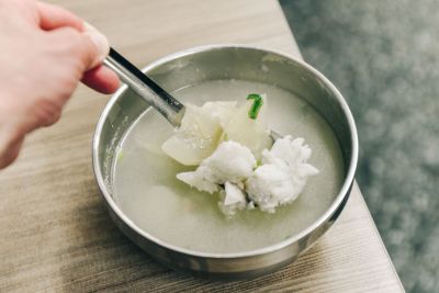 台灣觀光日文雙月刊─2025.5月號_封面故事:水仙宮三兄弟魚湯店 西瓜綿虱目魚湯