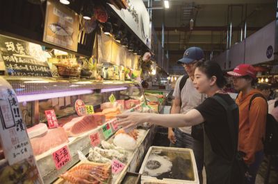 台灣觀光韓文雙月刊─2025.5月號_高屏 東港漁港漁產品直銷中心-遊客選購