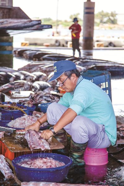 台灣觀光韓文雙月刊─2025.5月號_高屏 東港-魚販