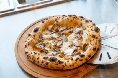 台灣觀光日文雙月刊─2025.7月號 About pizza-豬頭皮蘑菇醬披薩