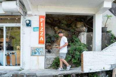 台灣觀光日文雙月刊─2025.7月號 About pizza-店長與店鋪外觀