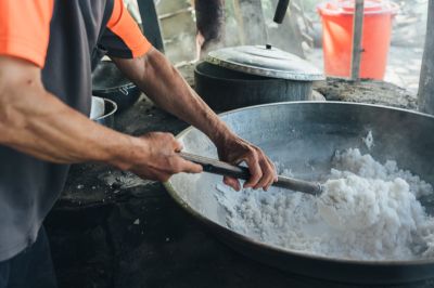 台灣觀光日文雙月刊─2025.7月號 海鹽爺爺-海鹽製作