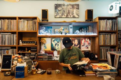 台灣觀光日文雙月刊─2025.9月號_南臺灣 艾比路唱片行 Abbey Road Record Store-櫃台