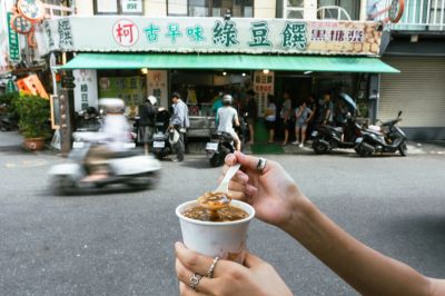 台灣觀光日文雙月刊─2025.9月號_恆春 恆春老街柯古早味綠豆蒜-綠豆蒜與店舖正面照