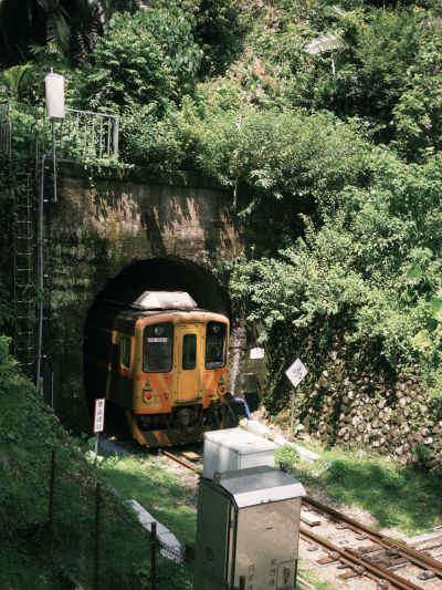 火車山洞