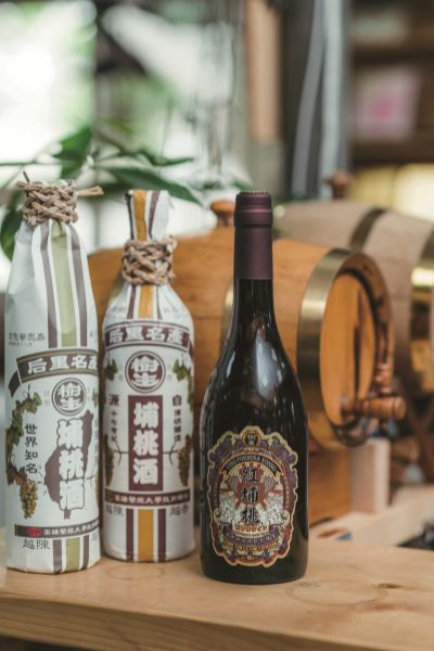 台灣觀光韓文雙月刊─2025.9月號 樹生休閒酒莊-埔桃酒商品照