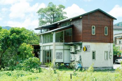 台灣觀光日文雙月刊─2025.11月號 柑腳驛站咖啡館-建築外觀