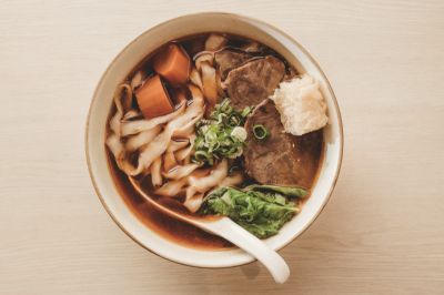 台灣觀光韓文雙月刊─2025.11月號 竣師父牛肉麵-紅燒牛肉麵