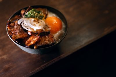 台灣觀光日文雙月刊─2026.01月號 「炙燒豬肉飯」＿窟仔咖啡