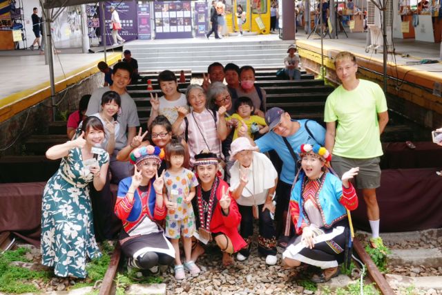  阿里山鄒族風笛表演藝術團與民眾合照