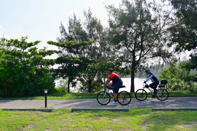 2026極點慢旅 參賽者於椬梧滯洪池自行車道騎行