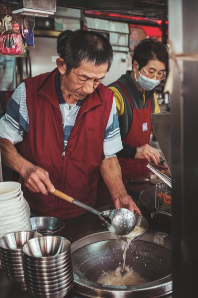 台灣觀光韓文雙月刊─2025.1月號_台北大稻埕 慈聖宮前攤販