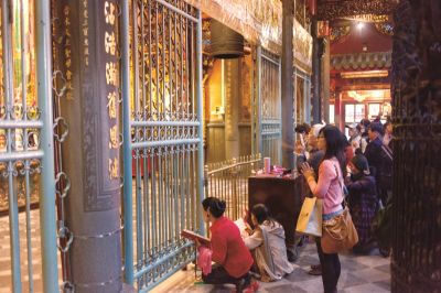 台灣觀光韓文雙月刊─2025.1月號_台北萬華區 臺北龍山寺參拜民眾