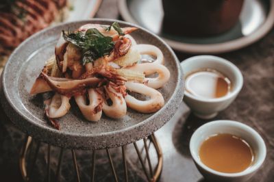台灣觀光韓文雙月刊─2025.1月號_必比登美食_臺北 心潮飯店"招牌冷燻海大卷"