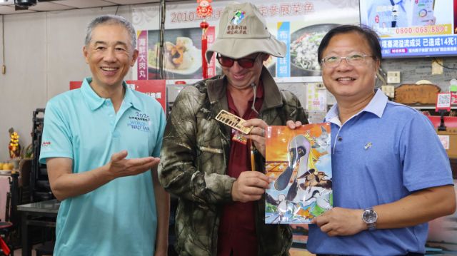  徐振能處長與國外友人合照